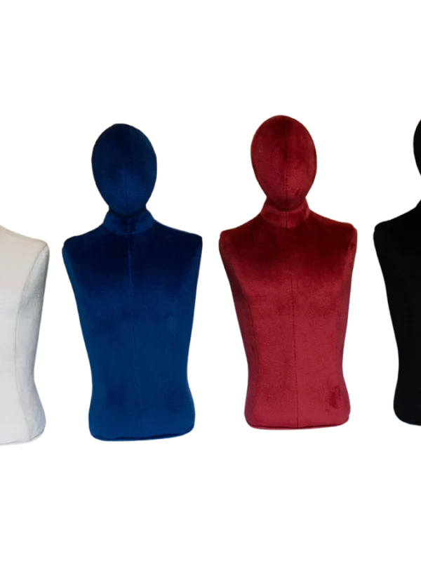 xintu-mehrfarbige-Samt-Mini-Männertorso-Ausstellungsmannequin-Kollektion Eine Kollektion von sechs XINTU-Männer-Schaufensterpuppen-Torsi, kopflos und armlos, bezogen mit mehrfarbigem Samt, darunter braun, weiß, blau, rot, schwarz und grün.