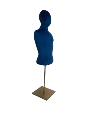 xintu-marineblauer-Samt-Mini-Männertorso-Schaufensterpuppe mit quadratischem Metallsockel Schräge Ansicht einer XINTU-Männerbüste, bezogen mit marineblauem Samt, armlos, mit einem quadratischen Metallsockel.