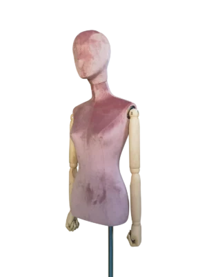 มุมมองด้านข้างแบบเอียงของหุ่นจำลองลำตัวหญิงของ XINTU หุ้มด้วยผ้ากำมะหยี่สีชมพู มีหัวแบบนามธรรมและแขนไม้แบบขยับได้.