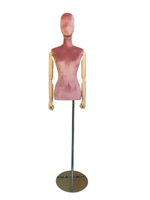 มุมมองด้านหน้าของหุ่นจำลองครึ่งตัวหญิงของ XINTU หุ้มด้วยผ้ากำมะหยี่สีชมพู มีหัวแบบนามธรรม แขนไม้ และฐานโลหะกลม.