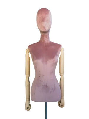 หุ่นจำลองลำตัวหญิง XINTU ที่มีหัวนามธรรมกำมะหยี่สีชมพู ลำตัวที่เข้าชุดกัน และแขนไม้ที่ขยับได้.