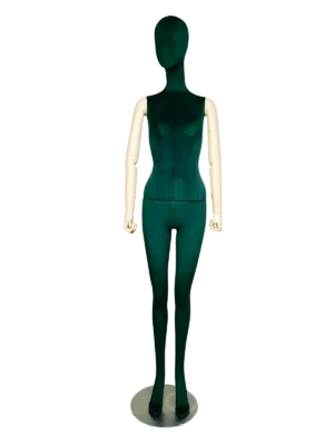 xintu-premium-grüner-Samt-weibliche-Ganzkörper-Schaufensterpuppe-verstellbare-weiße-Arme-Metallfuß-vorne Vorderansicht einer XINTU Ganzkörper-Frauenpuppe mit dunkelgrünem Samtkörper und abstraktem Kopf sowie kontrastierenden weißen, verstellbaren Armen auf einem runden Metallsockel.
