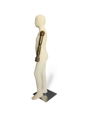 Maniquí infantil de cuerpo entero Xintu Premium Linen, brazos ajustables de madera oscura, base cuadrada de metal cepillado, vista lateral