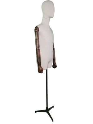 Maniquí infantil de medio cuerpo xintu-premium-linen-midf-body-display-mannequin-adjustable-dark-wooden-bras-base-trípode-negra-angulada Maniquí de medio cuerpo masculino Xintu Premium Linen, brazos ajustables de madera oscura, base trípode negra, vista lateral en ángulo