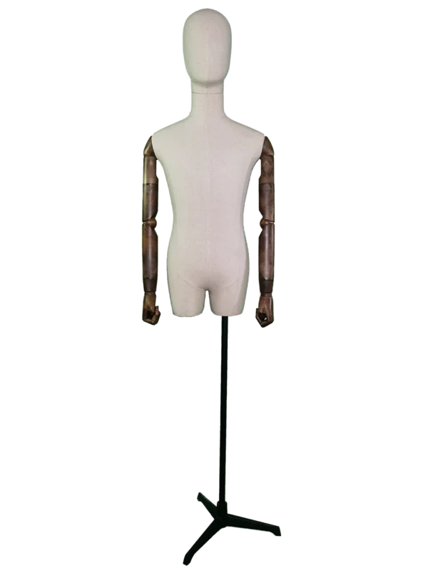 Maniquí masculino de cuerpo entero Xintu Premium Linen, brazos ajustables de madera oscura, base trípode negra, vista frontal