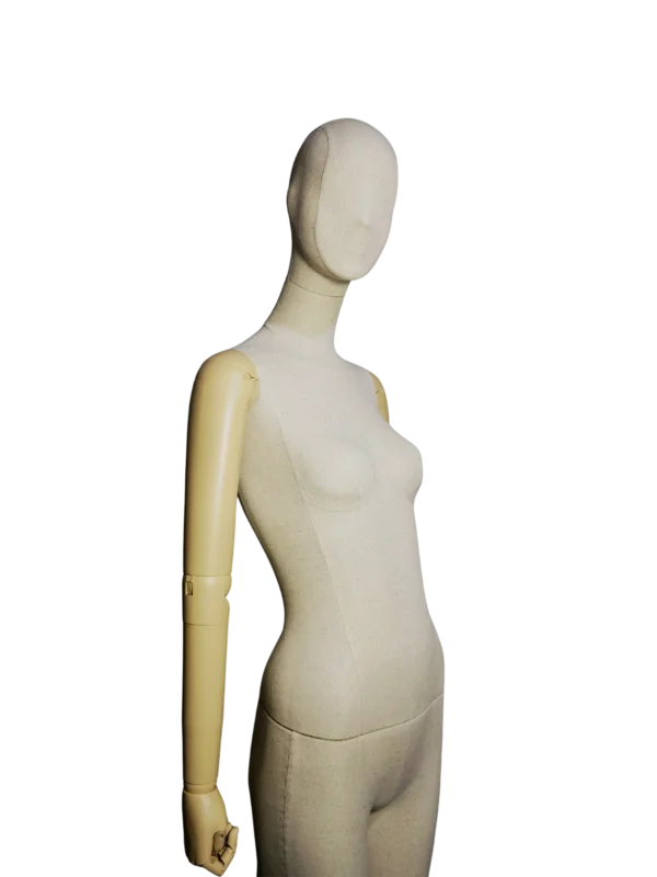 Maniquí de cuerpo entero femenino de lino premium xintu, brazos ajustables de madera oscura, base cuadrada de metal cepillado.