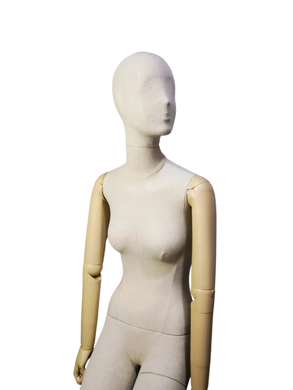 Maniquí femenino sentado de lino premium Xintu, con brazos ajustables pintados.