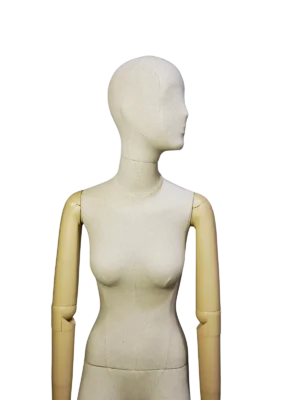 xintu-premium-lino-donna-seduta-manichino-da-esposizione-braccia-verniciate-regolabili-dettaglio-laterale Vista laterale ravvicinata del torso di un manichino femminile XINTU, rivestito in tessuto di lino bianco sporco, con testa astratta e braccia articolate in legno dipinto di chiaro.