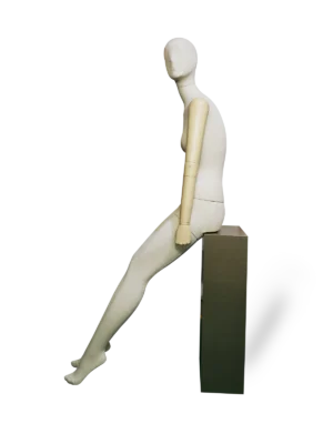 xintu-premium-lino-donna-seduta-manichino-da-esposizione-regolabile-verniciato-braccia-laterali manichino da esposizione femminile seduto in lino di alta qualità xintu con braccia verniciate regolabili, vista laterale