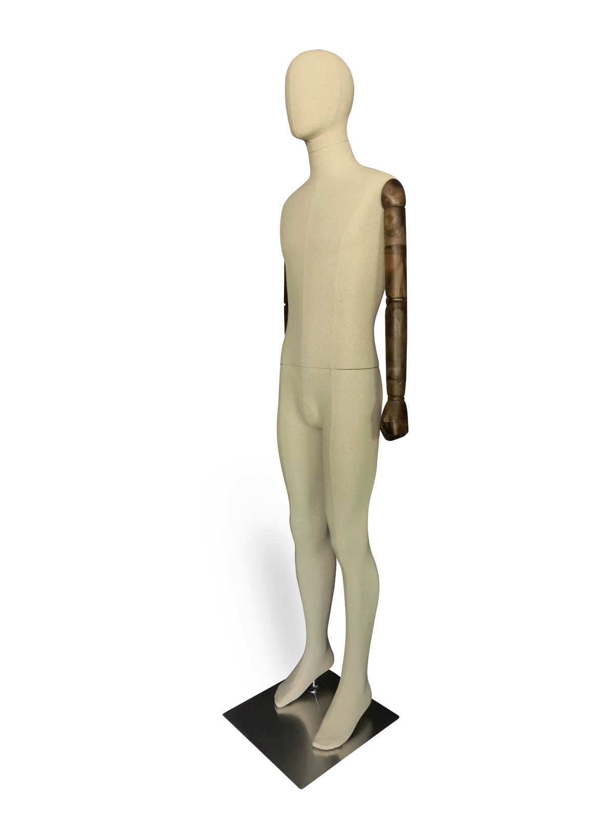 มุมมองจากมุมเอียงของหุ่นจำลองชายเต็มตัวของ XINTU หุ้มด้วยผ้าลินินสีขาวนวล มีแขนไม้สีเข้มแบบขยับได้ ยืนอยู่บนฐานสี่เหลี่ยมโลหะขัดเงาสีเข้ม.