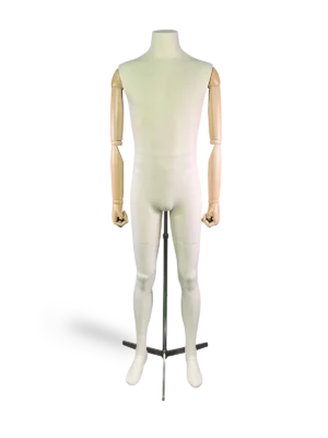 หุ่นโชว์แบบเต็มตัวชาย xintu-premium-linen-male-yohji-yamamoto-adjustable-wood-arms-silver-tripod-base-front มุมมองด้านหน้าของหุ่นจำลองชายแบบเต็มตัวของ XINTU หุ้มด้วยผ้าลินินสีขาวนวล มีแขนไม้บีชแบบมีข้อต่อและขาตั้งกล้องสีดำ.