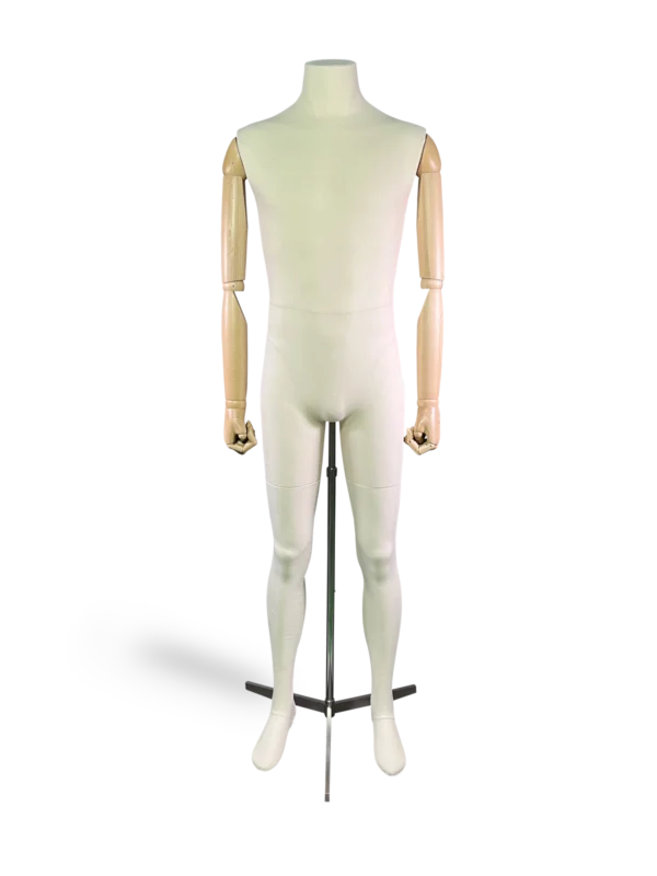 Vista frontal de un maniquí masculino de cuerpo entero XINTU, cubierto de tela tipo lino color blanco hueso, con brazos articulados de madera de haya y un trípode negro.