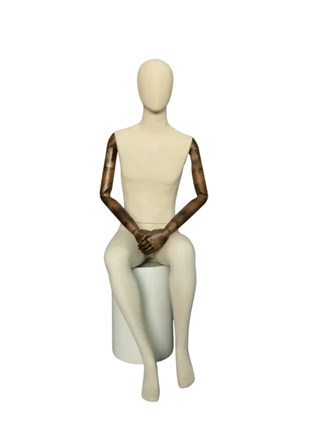Mannequin de vitrine assis, en pied, sur mesure, en lin, avec bras en bois foncé | XINTU