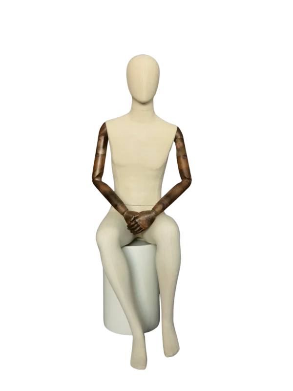 xintu-premium-linen-male-seated-display-mannequin-adjustable-dark-wooden-arms-front 鑫途高級亞麻男士坐姿展示模特,可調節深色木質扶手,正面圖