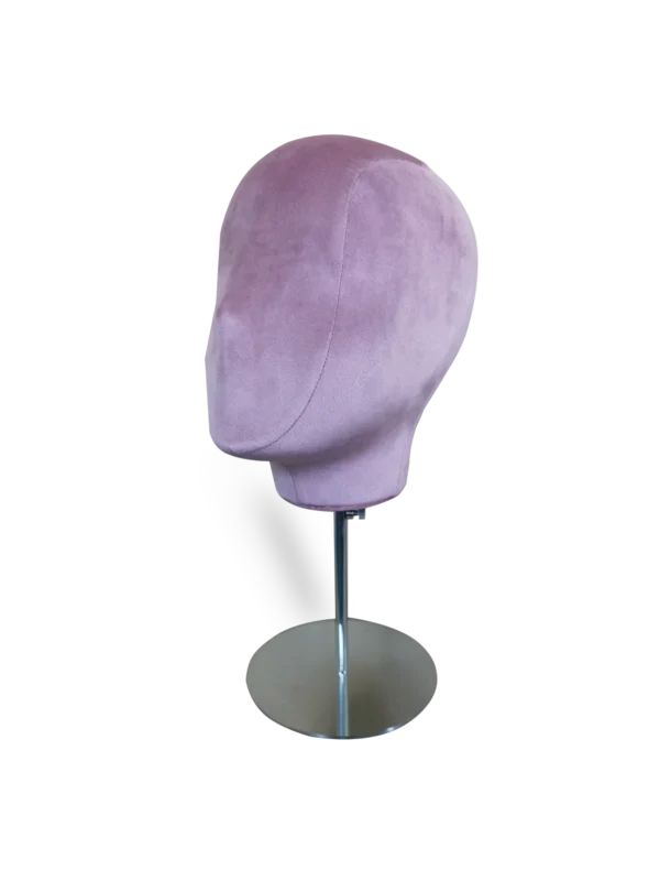 Exhibidor abstracto de cabeza de terciopelo rosa púrpura premium xintu, con soporte ajustable de metal plateado y base redonda (vista lateral).