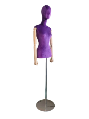 Pandangan bersudut bagi peragawati separuh badan wanita XINTU, dilapisi baldu ungu, dengan kepala abstrak, lengan kayu boleh laras dan dirian logam bulat perak.