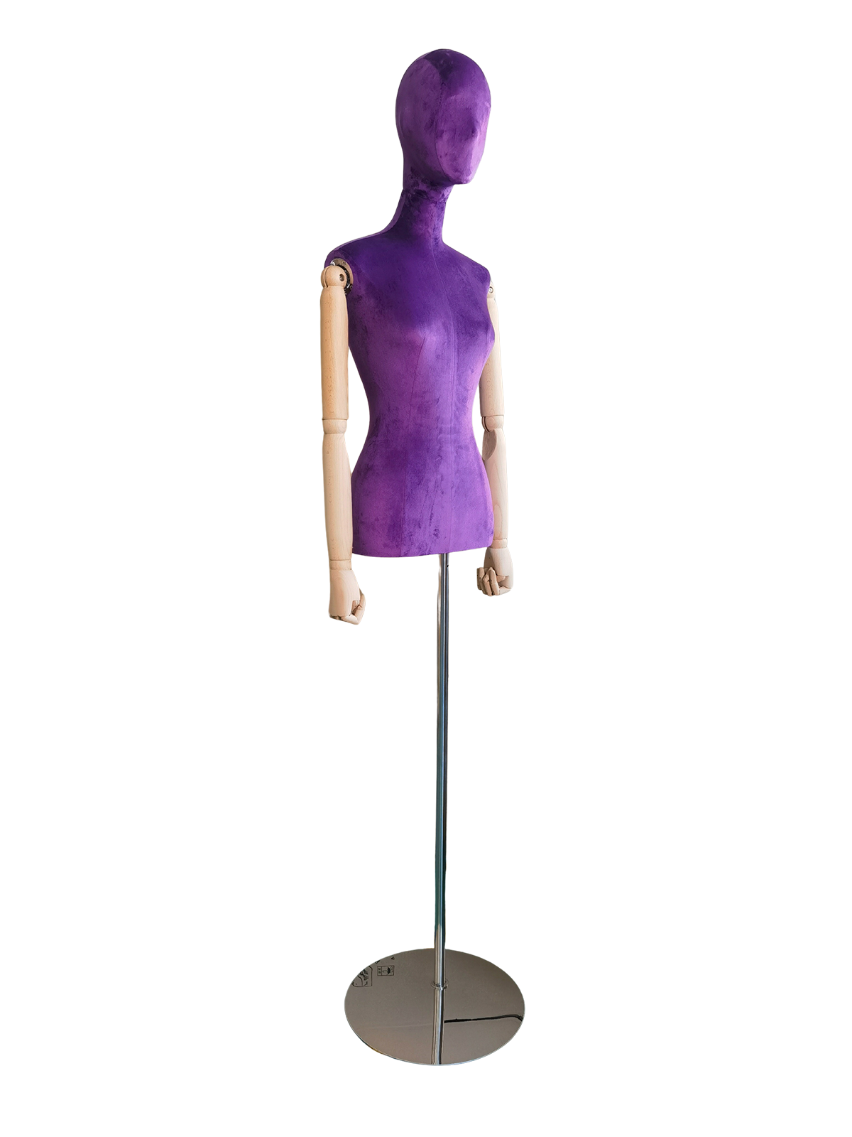 Pandangan bersudut bagi peragawati separuh badan wanita XINTU, dilapisi baldu ungu, dengan kepala abstrak, lengan kayu boleh laras dan dirian logam bulat perak.