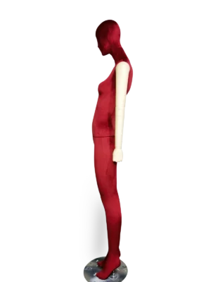 หุ่นโชว์แบบเต็มตัวหญิงกำมะหยี่สีแดงพรีเมียม xintu-ปรับได้-แขนสีขาว-ฐานโลหะ-ด้านข้าง หุ่นจำลองหญิงเต็มตัวผ้ากำมะหยี่สีแดงพรีเมียม Xintu ปรับได้ แขนสีขาว ฐานโลหะ มุมมองด้านข้าง