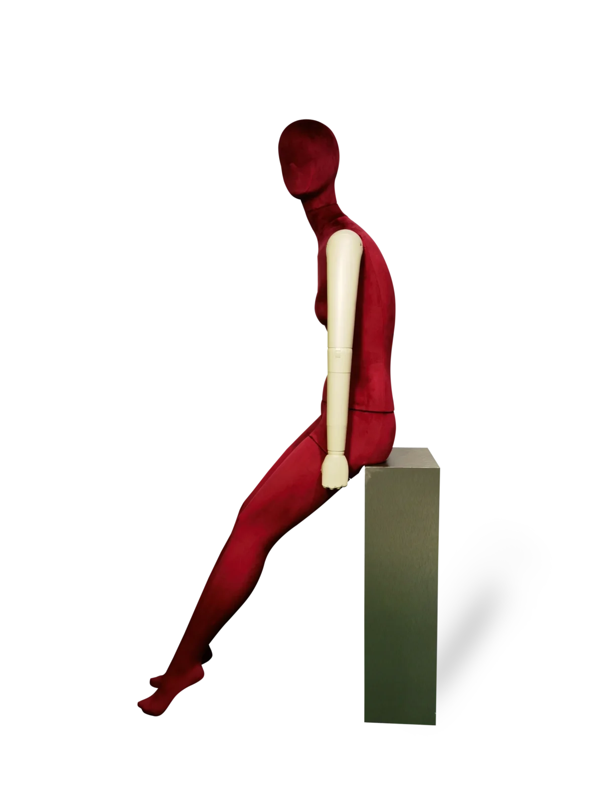xintu-premium-red-velvet-female-seated-display-mannequin-adjustable-white-arms-side Manequim feminino de veludo vermelho premium Xintu, sentado, com braços brancos ajustáveis e escala lateral.