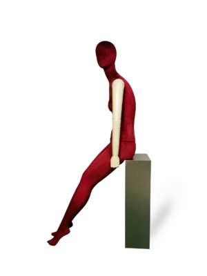 xintu-premium-red-velvet-female-seated-display-mannequin-adjustable-white-arms-side Manequim feminino de veludo vermelho premium Xintu, sentado, com braços brancos ajustáveis e escala lateral.