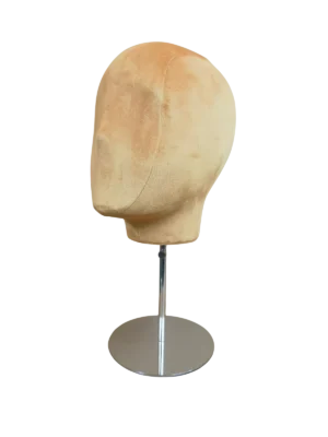 Exhibidor abstracto de terciopelo premium Xintu con soporte ajustable de metal plateado, base redonda y vista en ángulo.