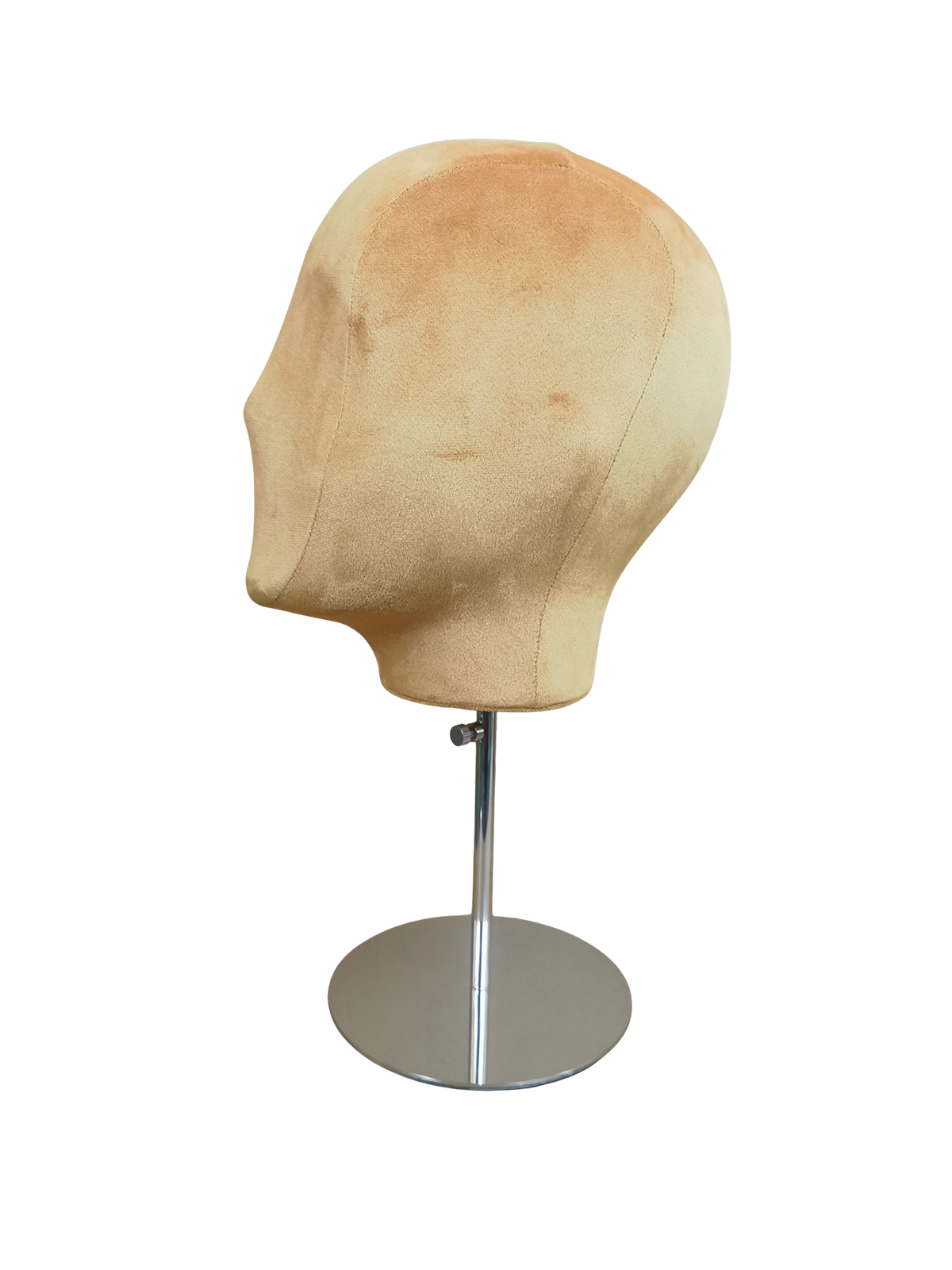 Vista lateral de una cabeza de maniquí abstracta XINTU, cubierta de terciopelo beige, sobre un soporte ajustable de metal plateado con base redonda.