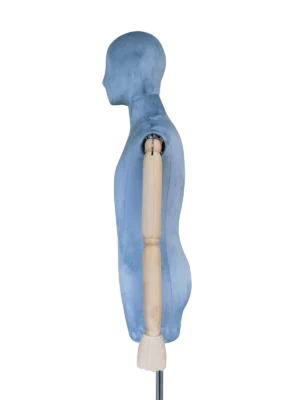 xintu-premium-velvet-half-body-male-display-mannequin-sharing-wooden-hands-side-view Боковой профиль мужского манекена XINTU, покрытый светло-голубым бархатом, с регулируемыми деревянными руками.