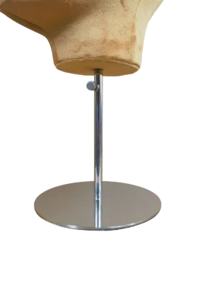 Exhibidor de cabezas de terciopelo premium Xintu, soporte ajustable de metal plateado, base redonda. Vista detallada.