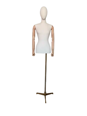 Maniquí de medio cuerpo femenino Xintu Premium de tela blanca, con brazos de madera ajustables y base trípode dorada para tiendas de moda.
