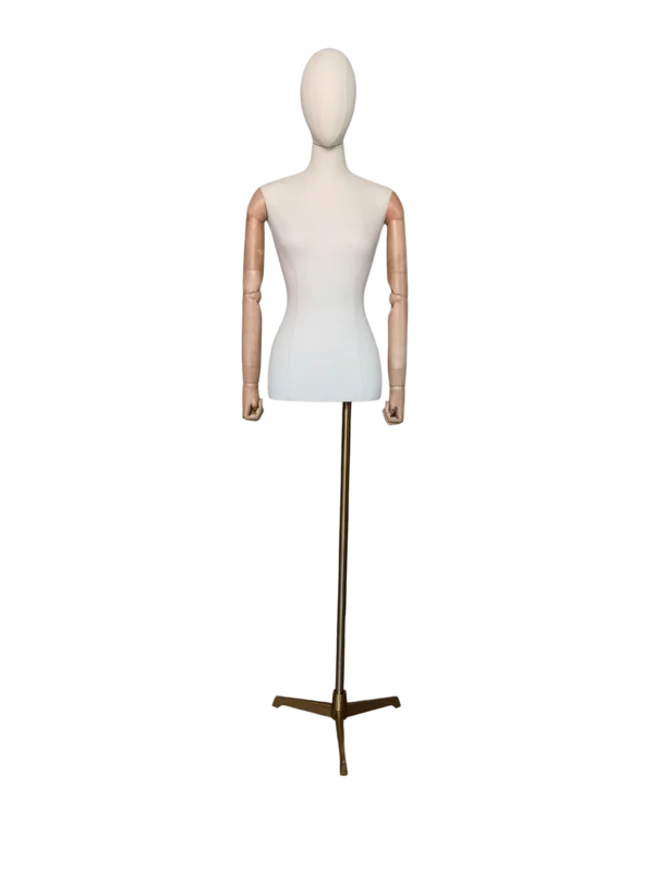 Maniquí de medio cuerpo femenino Xintu Premium de tela blanca, con brazos de madera ajustables y base trípode dorada para tiendas de moda.