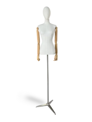Maniquí femenino de medio cuerpo Xintu, de tela blanca premium, con brazos de madera ajustables y base trípode plateada para exhibición en boutiques de moda.