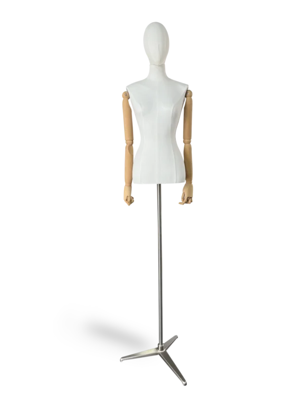 Maniquí femenino de medio cuerpo Xintu, de tela blanca premium, con brazos de madera ajustables y base trípode plateada para exhibición en boutiques de moda.