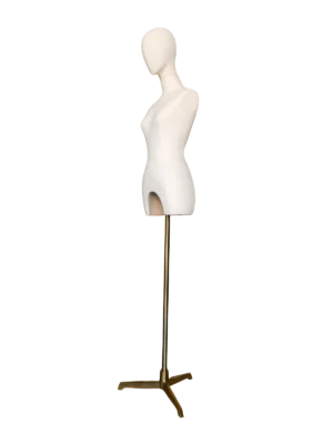 Maniquí de medio cuerpo femenino Xintu de tela blanca premium con base trípode dorada y diseño sin manos.