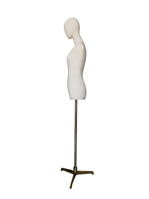 Perfil lateral del torso de un maniquí femenino XINTU de tela blanca premium, sin cabeza ni brazos, sobre un trípode dorado.