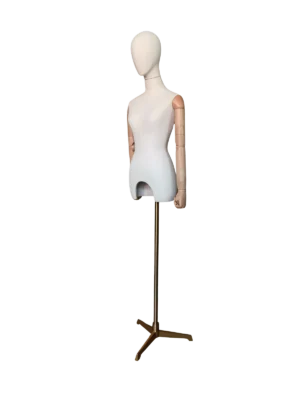 Maniquí de medio cuerpo femenino Xintu Premium de tela blanca, con brazos de madera ajustables y base trípode dorada para exhibición en tiendas.