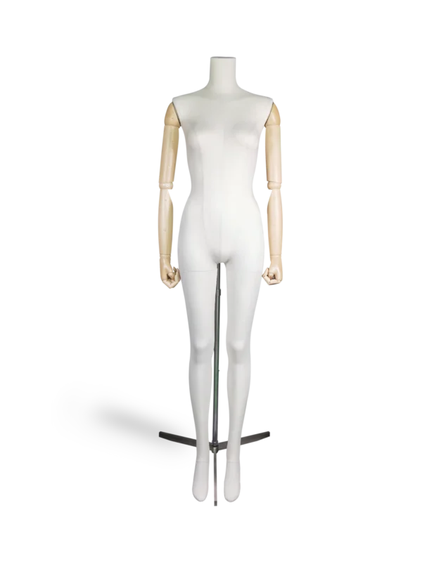 Maniquí femenino de cuerpo entero Xintu Premium de lino blanco, con brazos de madera ajustables y base trípode metálica plateada para exhibición de moda de diseñador.