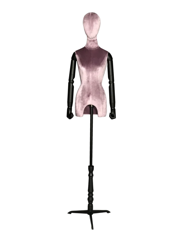 Pandangan hadapan peragawati separuh badan wanita XINTU, dilapisi kain baldu ungu merah jambu, dengan kepala abstrak, lengan boleh laras hitam dan dirian hitam.