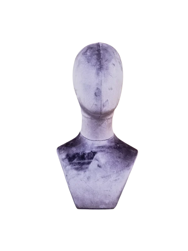 Vista frontal de un busto abstracto de cabeza y cuello de maniquí XINTU, tapizado en terciopelo rosa púrpura para exhibición de accesorios.