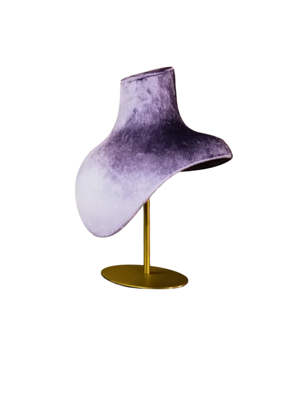 Vista angolata di un busto espositivo curvo per collane XINTU, rivestito in velluto rosa-viola, su un supporto rotondo in metallo dorato.