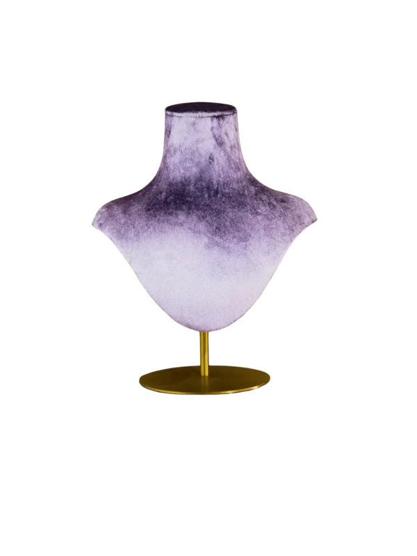 xintu-violet-velours-présentoir-collier-vue-de-face Vue de face d'un buste présentoir à colliers XINTU, recouvert de velours rose-violet, sur un support rond en métal doré.