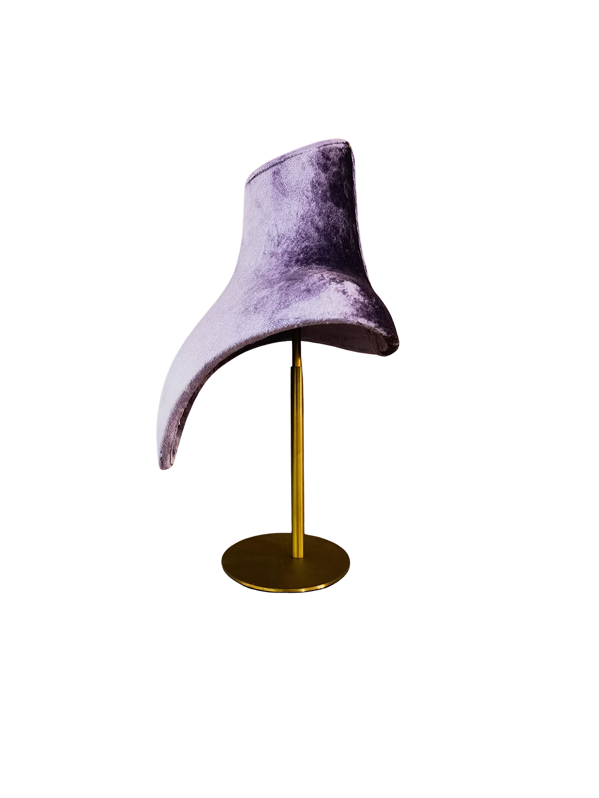 xintu-purple-velvet-necklace-display-stand-side-view Pandangan sisi payudara paparan kalung melengkung XINTU, dilapisi baldu ungu merah jambu, pada dirian logam bulat emas.