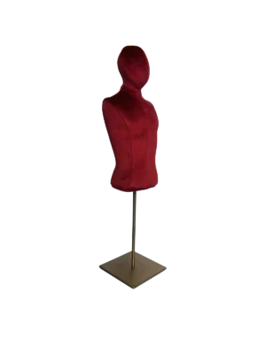 Maniquí de torso masculino mini de terciopelo rojo Xintu con base cuadrada de metal y vista en ángulo Vista en ángulo de un busto masculino XINTU, tapizado en terciopelo rojo, sin brazos, con una base cuadrada de metal.