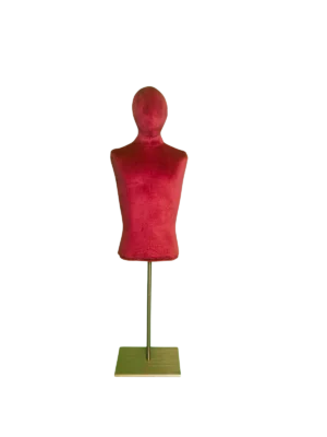 Maniquí de torso masculino mini de terciopelo rojo xintu con base cuadrada de metal (vista frontal) Vista frontal de un busto masculino XINTU, sin brazos, tapizado en terciopelo rojo y sostenido por una base cuadrada de metal.