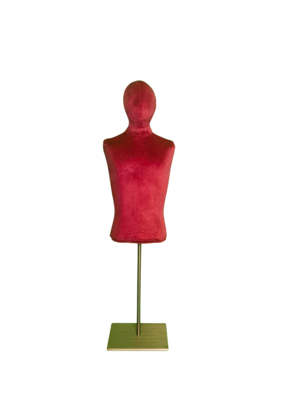 Vista frontal de un busto masculino XINTU, sin brazos, tapizado en terciopelo rojo y sostenido por una base cuadrada de metal.