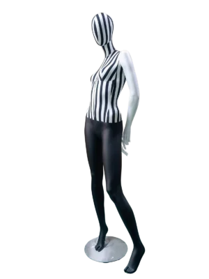 xintu-ストライプ生地-全身-女性-ディスプレイ-マネキン-斜めビュー XINTU 全身女性マネキンの斜めビュー。黒と白の縞模様の布の胴体と抽象的な頭部、光沢のある黒い脚、光沢のある白い腕、丸い金属製の台座が特徴です。.