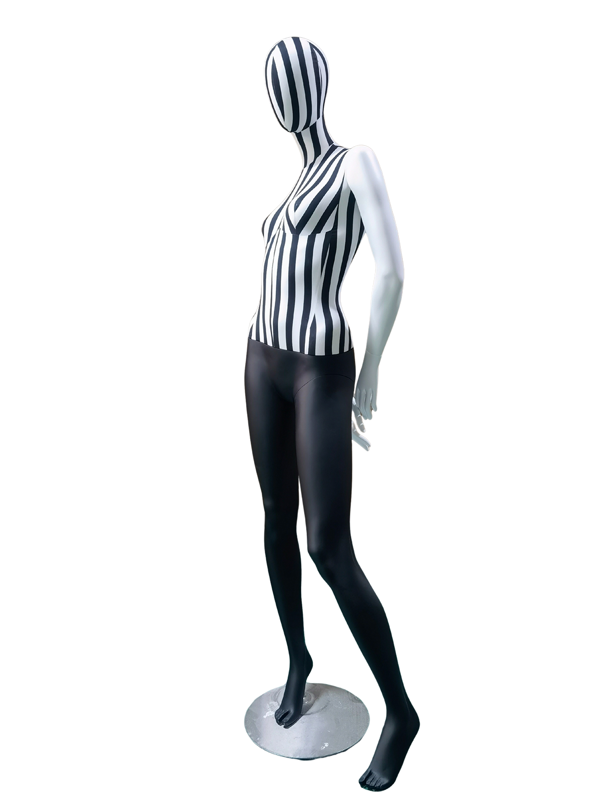 xintu-ストライプ生地-全身-女性-ディスプレイ-マネキン-斜めビュー XINTU 全身女性マネキンの斜めビュー。黒と白の縞模様の布の胴体と抽象的な頭部、光沢のある黒い脚、光沢のある白い腕、丸い金属製の台座が特徴です。.