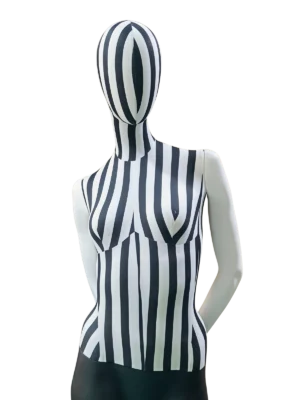 xintu-ストライプ生地-全身-女性-ディスプレイ-マネキン-クローズアップ-ビュー 白黒の縞模様の布の胴体と抽象的な頭部、光沢のある白い腕を備えた XINTU 女性マネキンのクローズアップの斜めビュー。.
