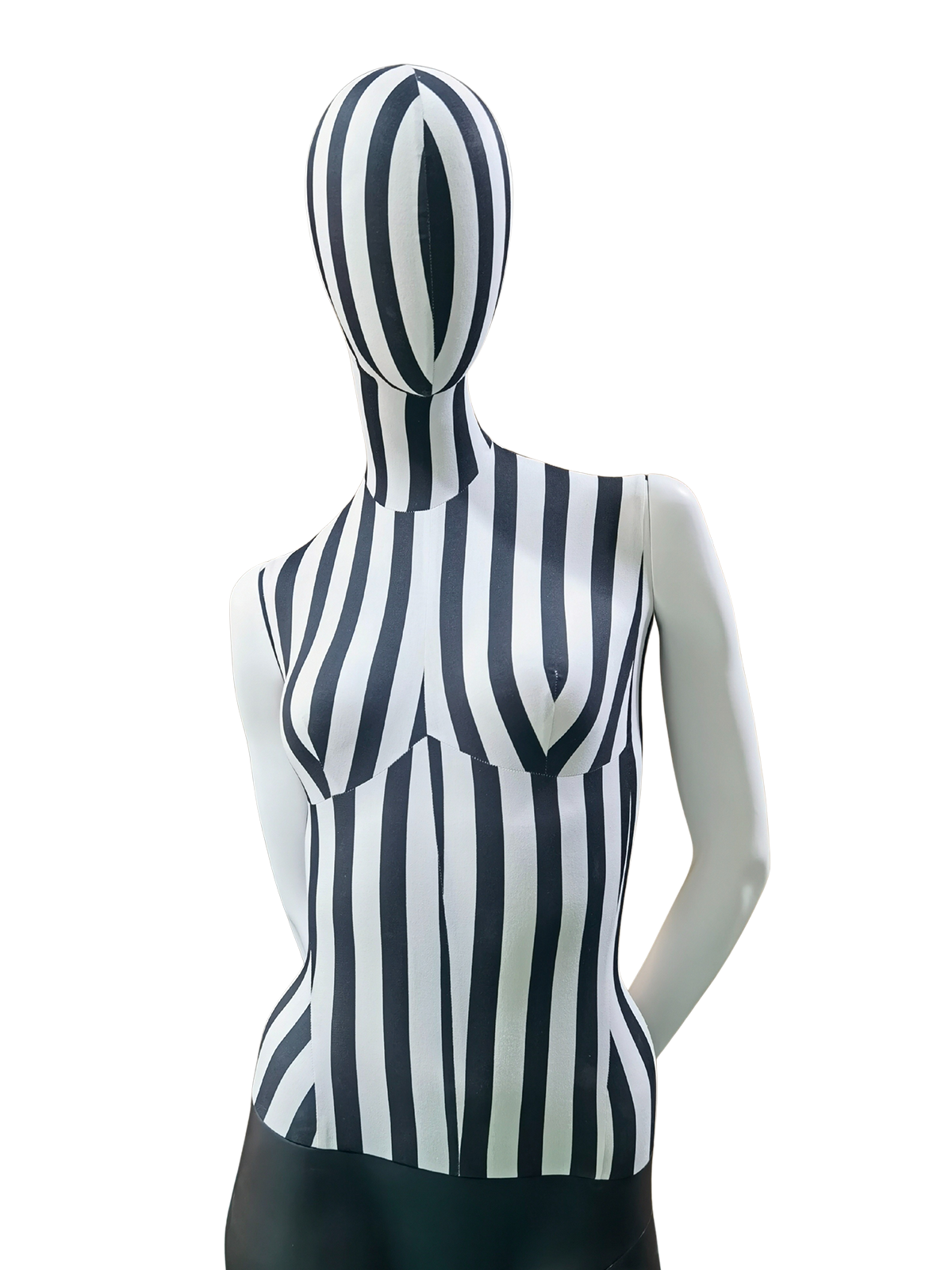 xintu-ストライプ生地-全身-女性-ディスプレイ-マネキン-クローズアップ-ビュー 白黒の縞模様の布の胴体と抽象的な頭部、光沢のある白い腕を備えた XINTU 女性マネキンのクローズアップの斜めビュー。.