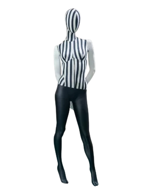 xintu-ストライプ生地-全身-女性-ディスプレイ-マネキン-正面図 XINTU 全身女性マネキンの正面図。白黒の縞模様の布の胴体と抽象的な頭部、光沢のある黒い腕と脚が特徴です。.