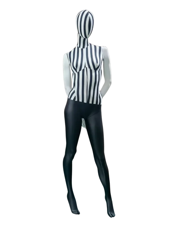 Vue de face d'un mannequin féminin XINTU grandeur nature, présentant un torse en tissu rayé noir et blanc et une tête abstraite, avec des bras et des jambes noirs brillants.